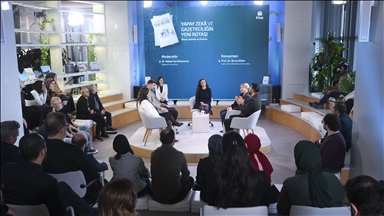 کتاب «هوش مصنوعی و مسیر جدید روزنامه‌نگاری؛ سواد رسانه‌ای در عصر دیجیتال» از انتشارات خبرگزاری آنادولو معرفی شد