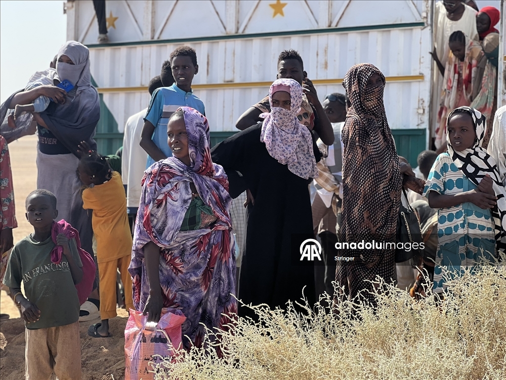 Sudan'ın Faşir şehrinden on binlerce Sudanlı yerinden edildi
