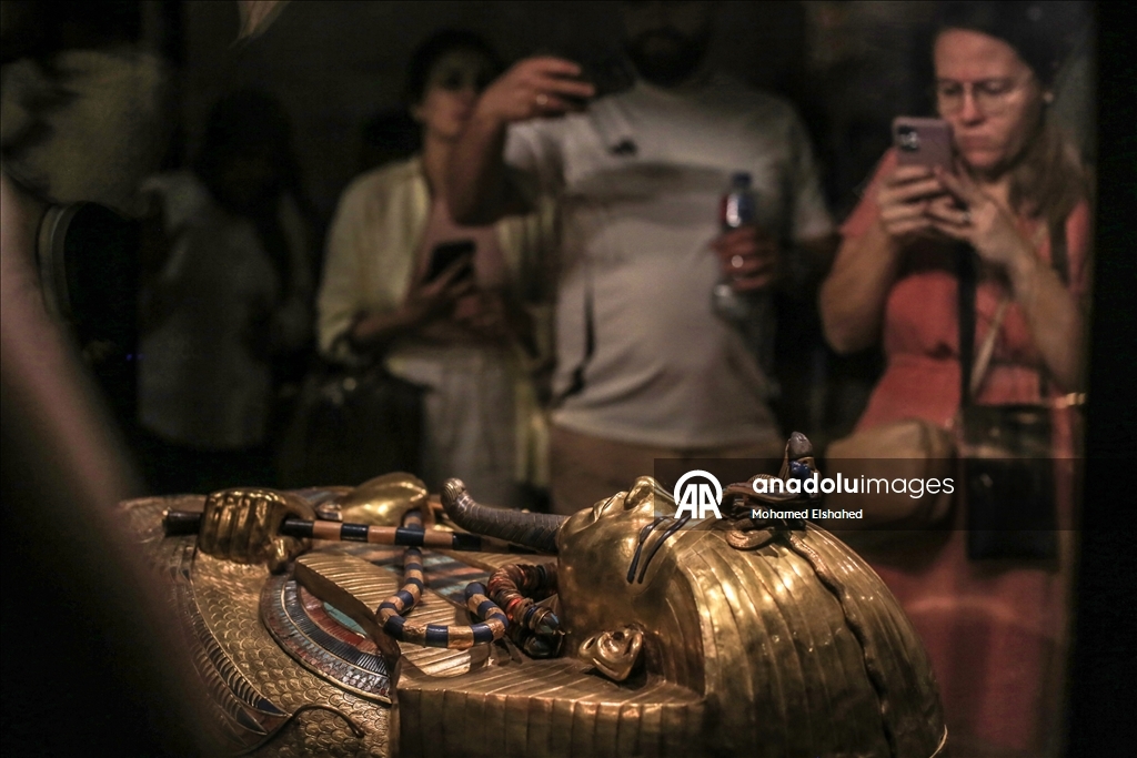 Большой Египетский музей представил золотой саркофаг Тутанхамона