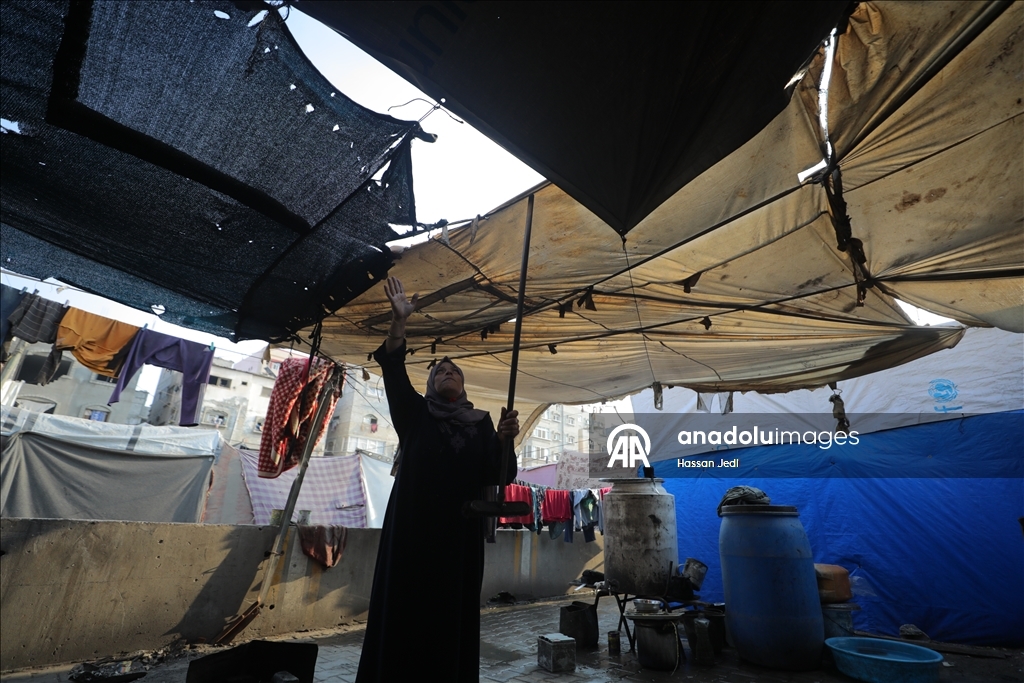 Gazze'de yerinden edilmiş Filistinli aileler kışı yıpranmış çadırlarla karşılayacak