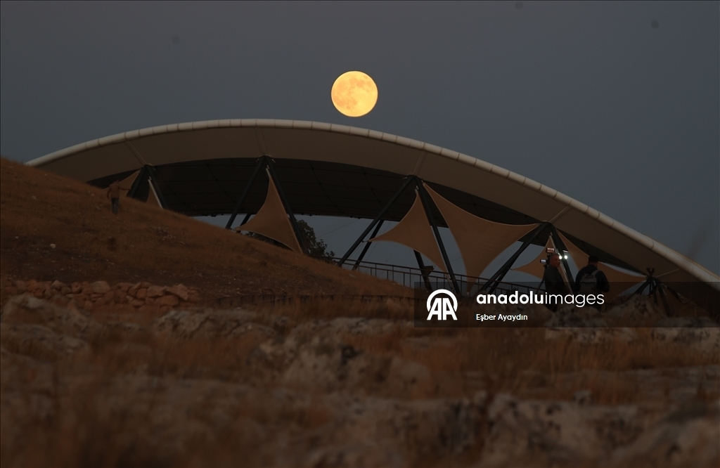 Полная луна создала живописные виды 18