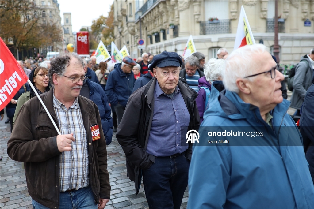 Fransa'da emekliler, yaşam koşullarının iyileştirilmesi talebiyle protesto düzenledi
