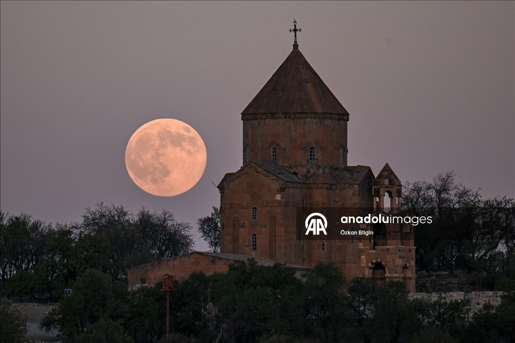 Полная луна создала живописные виды 8