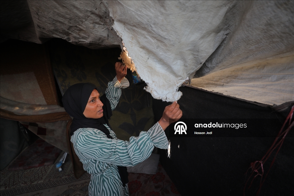 Gazze'de yerinden edilmiş Filistinli aileler kışı yıpranmış çadırlarla karşılayacak