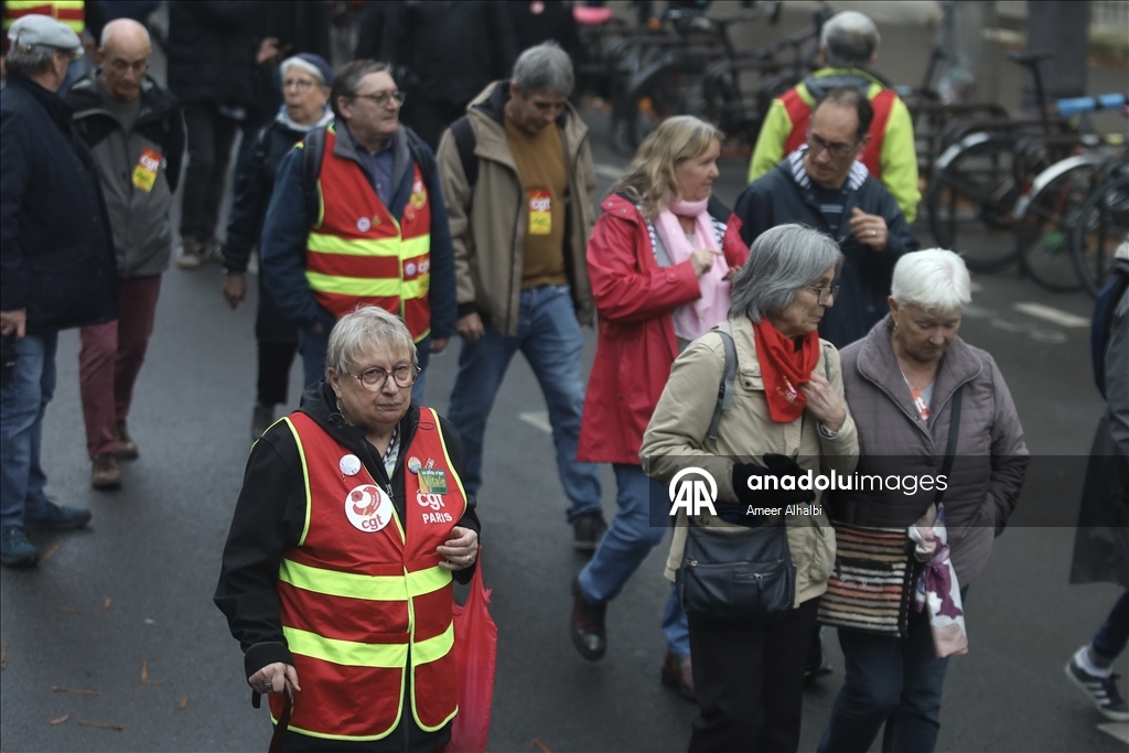 Fransa'da emekliler, yaşam koşullarının iyileştirilmesi talebiyle protesto düzenledi