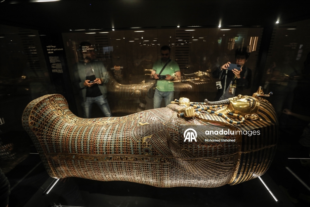 Большой Египетский музей представил золотой саркофаг Тутанхамона