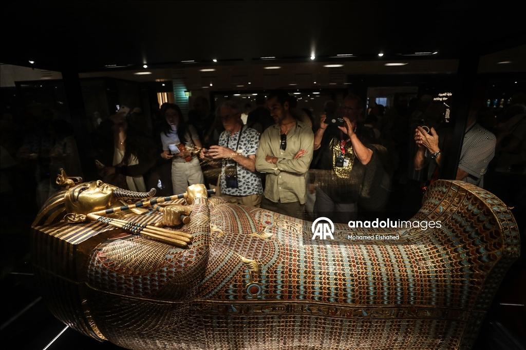 Большой Египетский музей представил золотой саркофаг Тутанхамона