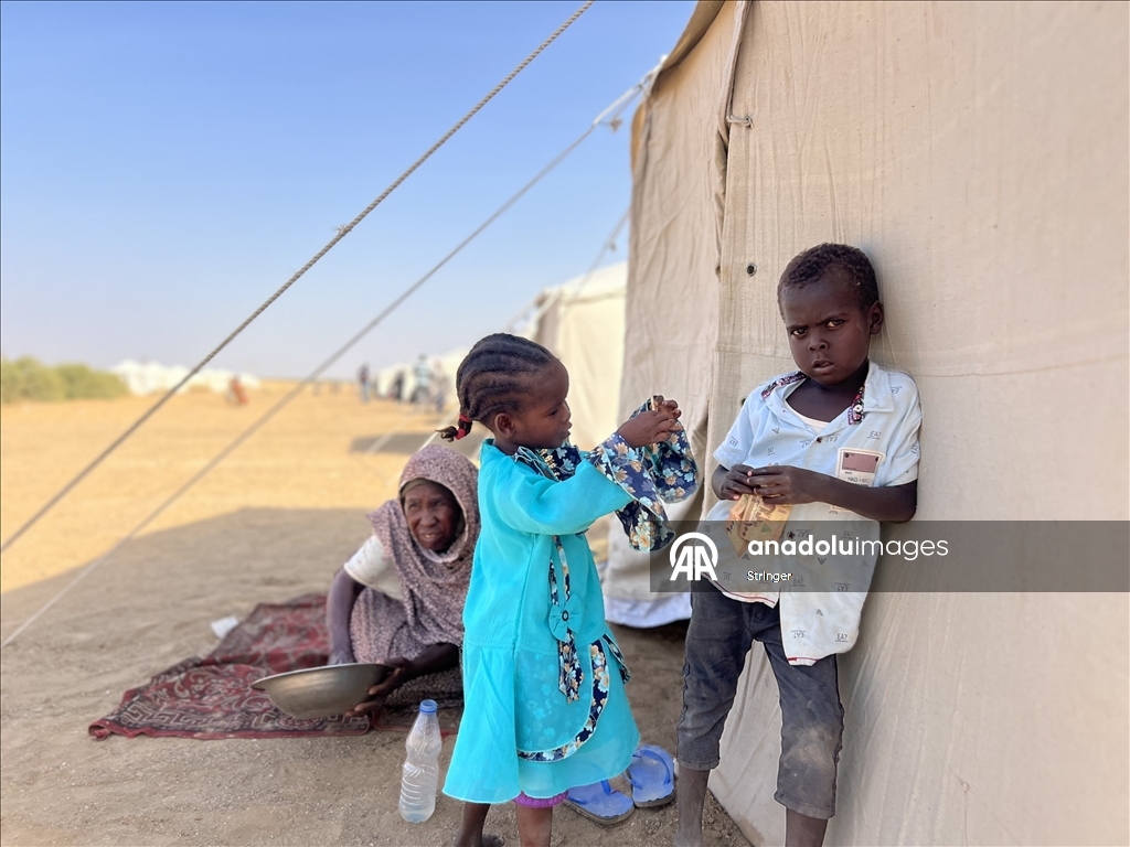 Sudan'ın Faşir şehrinden on binlerce Sudanlı yerinden edildi