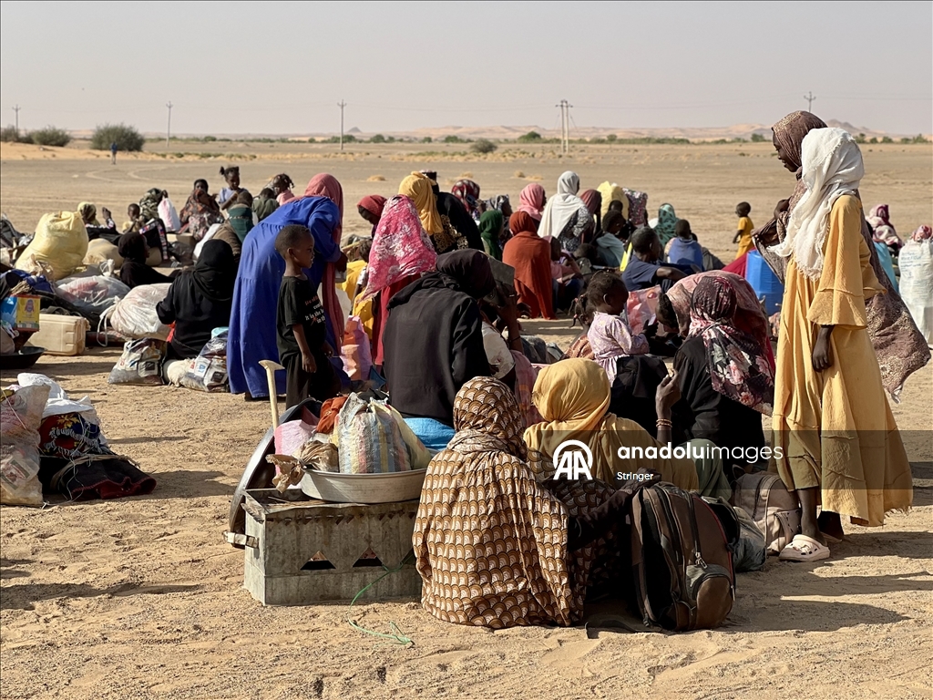 Sudan'ın Faşir şehrinden on binlerce Sudanlı yerinden edildi
