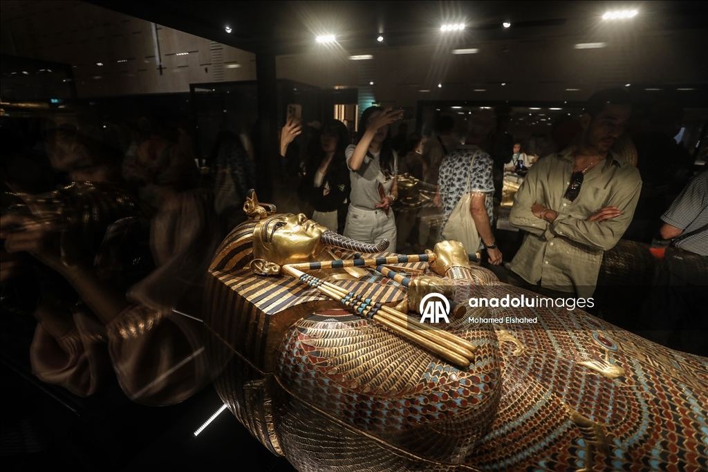 Большой Египетский музей представил золотой саркофаг Тутанхамона