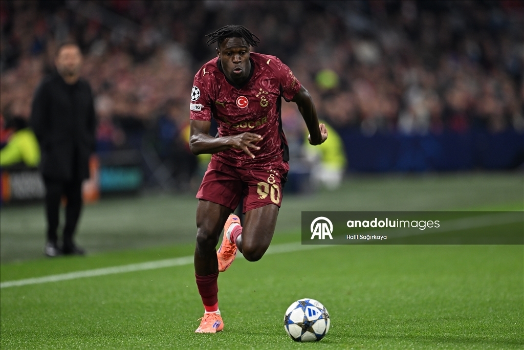 «Галатасарай» разгромил «Аякс» в четвертом туре Лиги чемпионов УЕФА 19