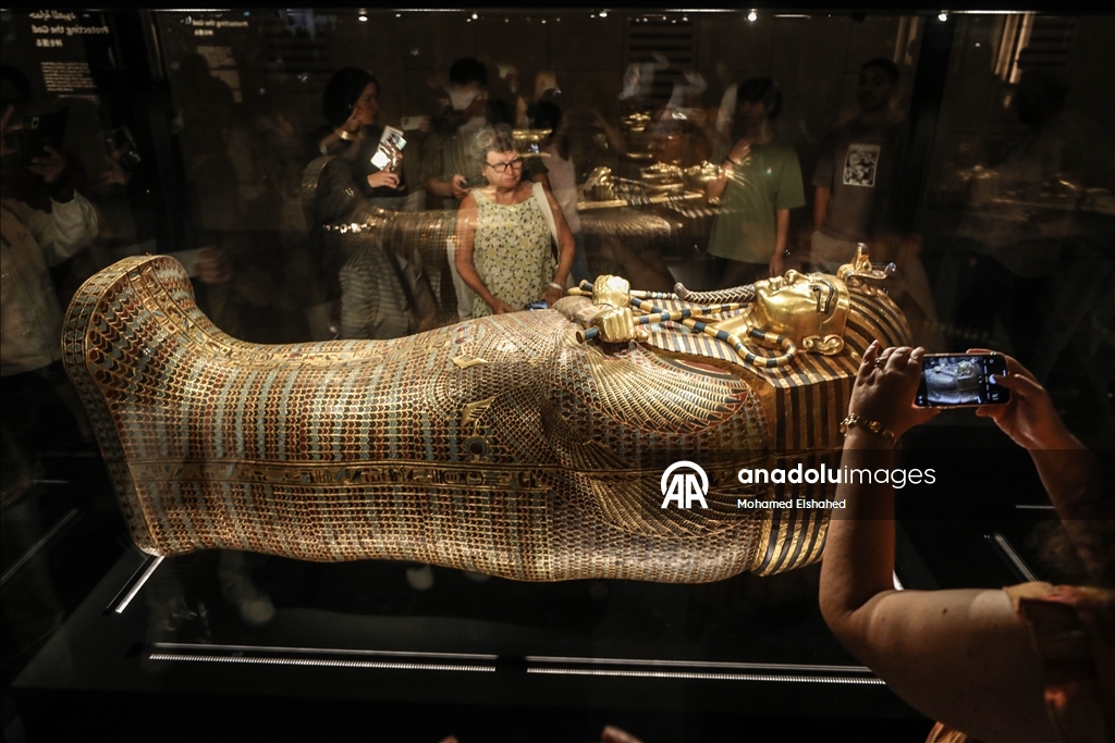 Большой Египетский музей представил золотой саркофаг Тутанхамона