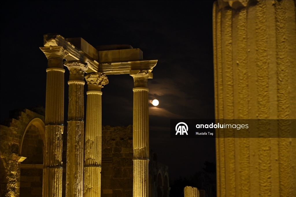 Полная луна создала живописные виды 4