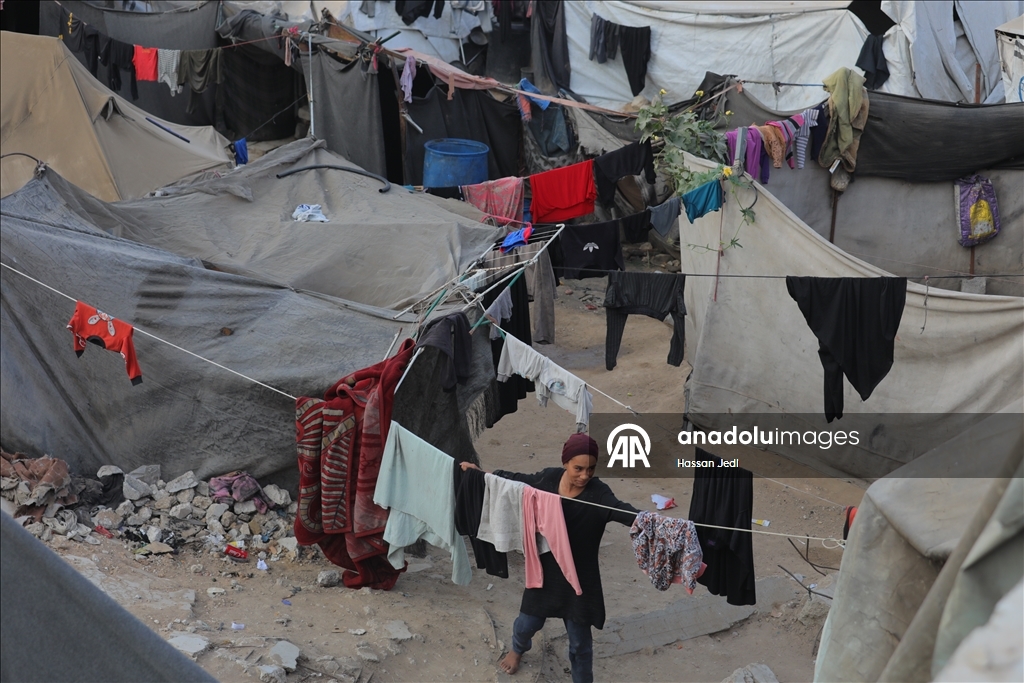 Gazze'de yerinden edilmiş Filistinli aileler kışı yıpranmış çadırlarla karşılayacak