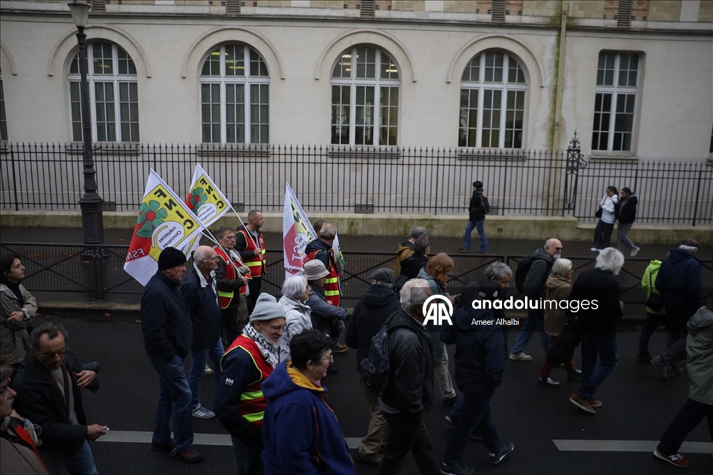 Fransa'da emekliler, yaşam koşullarının iyileştirilmesi talebiyle protesto düzenledi