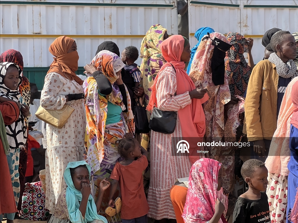 Sudan'ın Faşir şehrinden on binlerce Sudanlı yerinden edildi