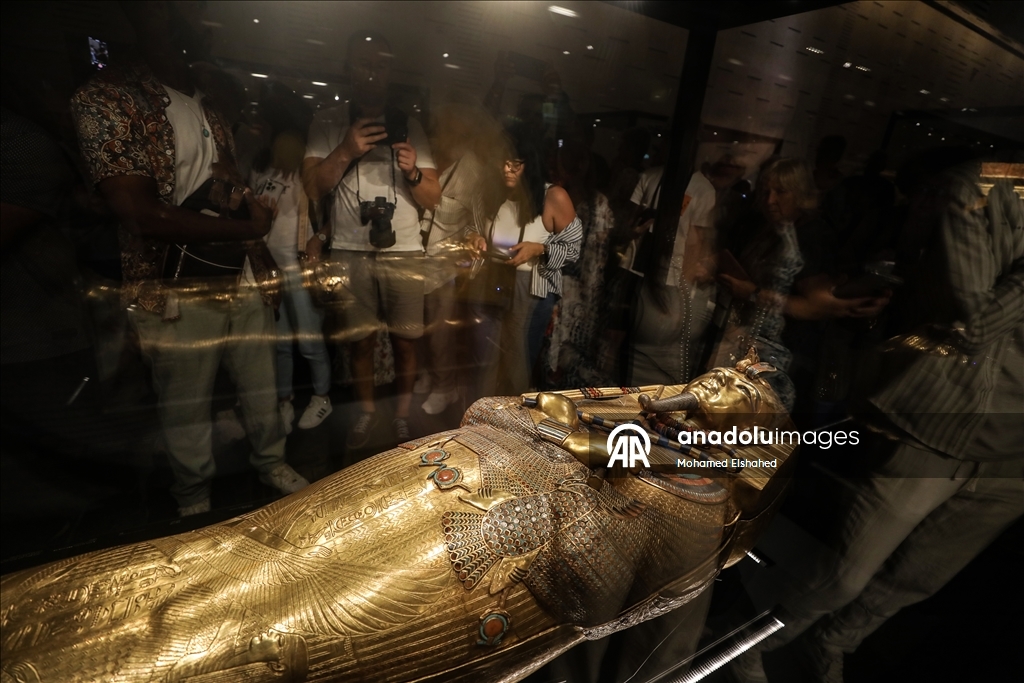Большой Египетский музей представил золотой саркофаг Тутанхамона