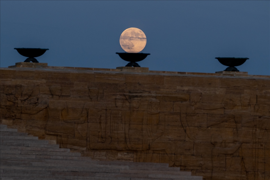 Полная луна создала живописные виды