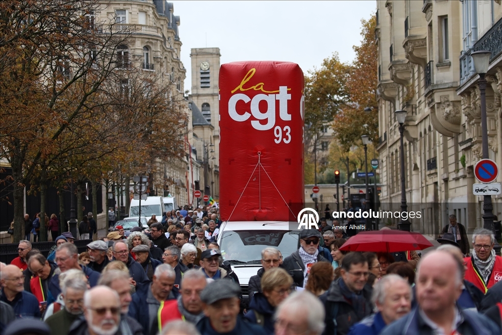 Fransa'da emekliler, yaşam koşullarının iyileştirilmesi talebiyle protesto düzenledi