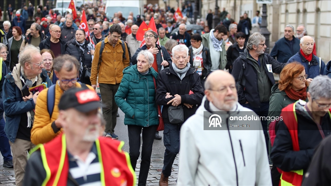 Fransa'da emekliler, yaşam koşullarının iyileştirilmesi talebiyle protesto düzenledi