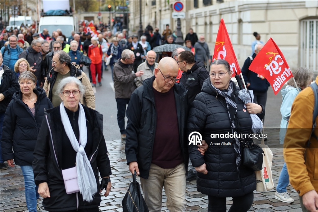Fransa'da emekliler, yaşam koşullarının iyileştirilmesi talebiyle protesto düzenledi