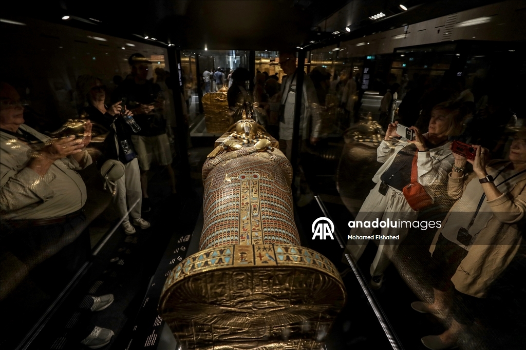 Большой Египетский музей представил золотой саркофаг Тутанхамона