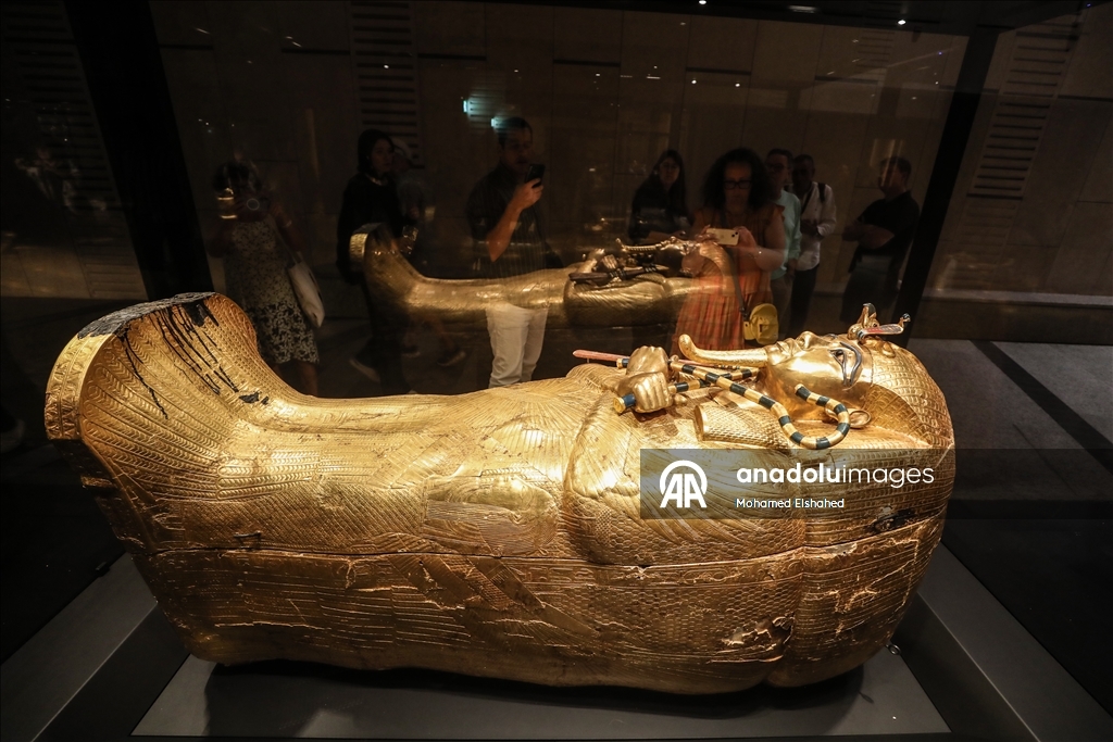 Большой Египетский музей представил золотой саркофаг Тутанхамона
