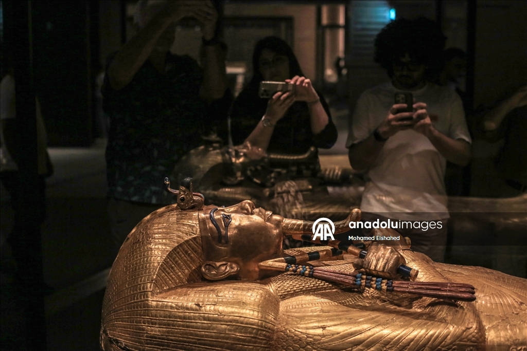 Большой Египетский музей представил золотой саркофаг Тутанхамона