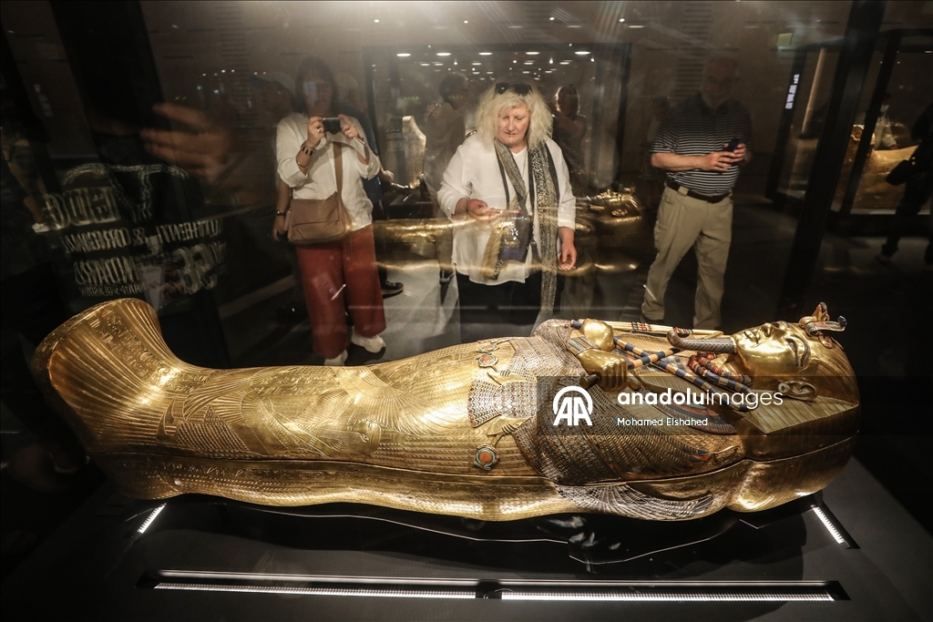 Большой Египетский музей представил золотой саркофаг Тутанхамона