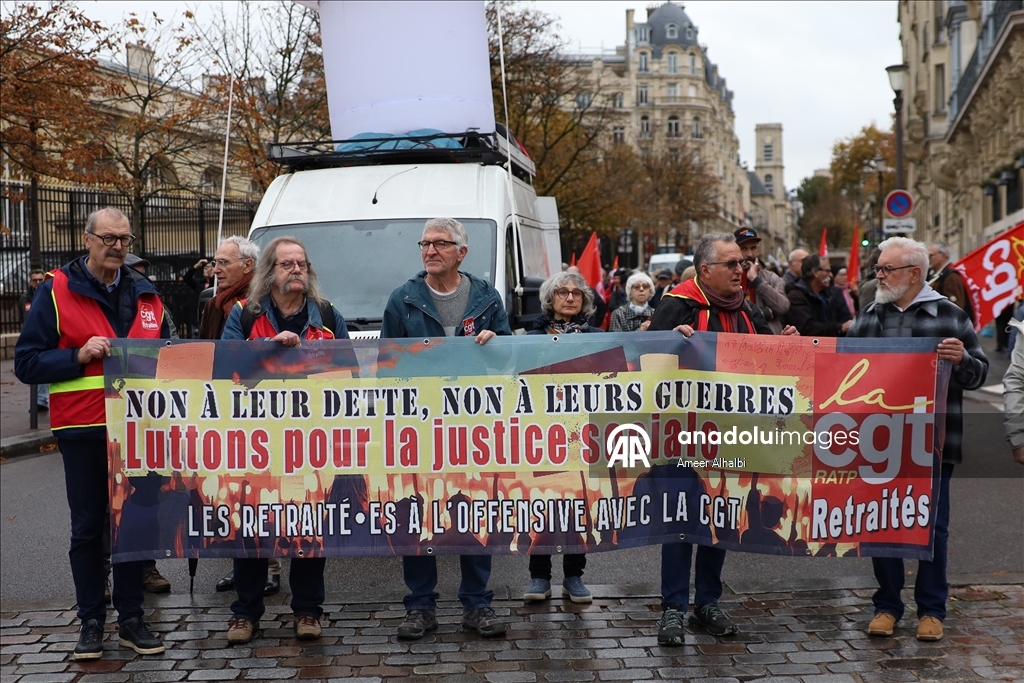 Fransa'da emekliler, yaşam koşullarının iyileştirilmesi talebiyle protesto düzenledi