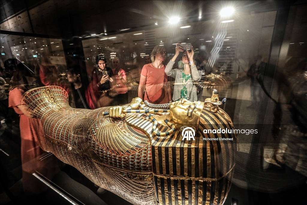 Большой Египетский музей представил золотой саркофаг Тутанхамона