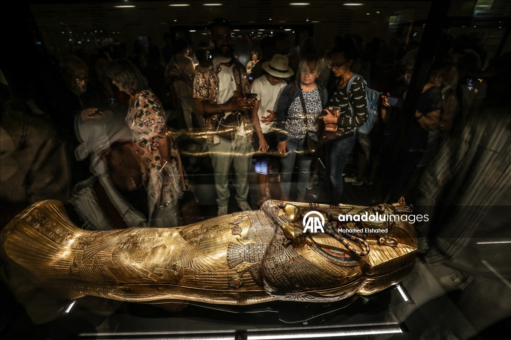 Большой Египетский музей представил золотой саркофаг Тутанхамона