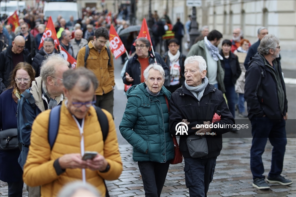 Fransa'da emekliler, yaşam koşullarının iyileştirilmesi talebiyle protesto düzenledi