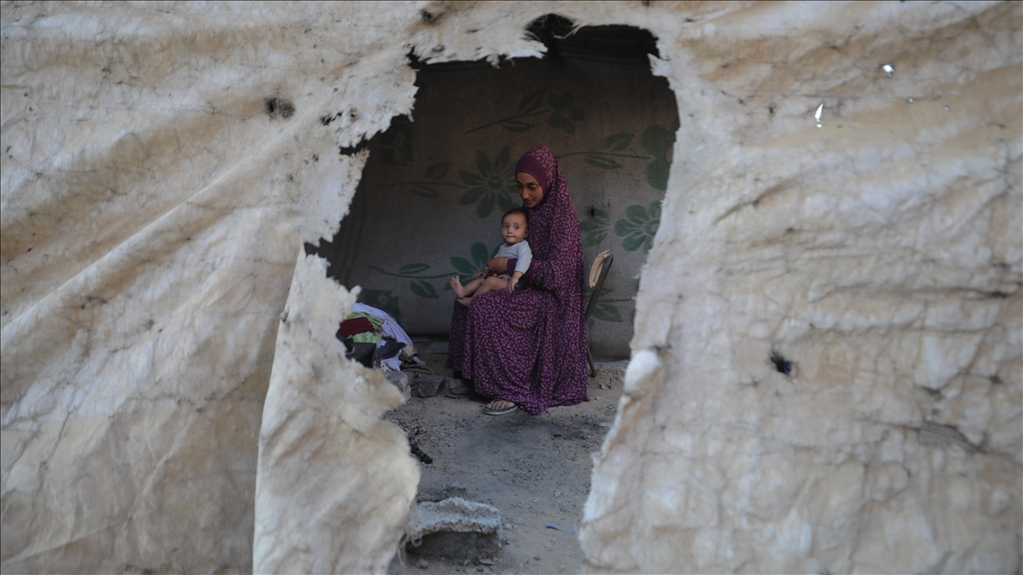Gazze'de yerinden edilmiş Filistinli aileler kışı yıpranmış çadırlarla karşılayacak