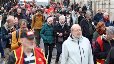 Fransa'da emekliler, yaşam koşullarının iyileştirilmesi talebiyle protesto düzenledi