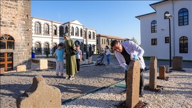 Diyarbakır'da "Medeniyetler Mezarlığı" sergisi ziyaretçilerle buluştu