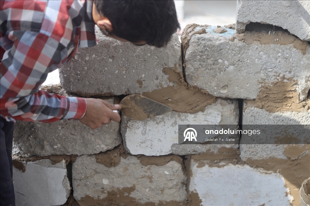 Han Yunus'ta aileler, çamur ve enkazdan topladıkları tuğlalarla evlerini inşa etmeye çalışıyor