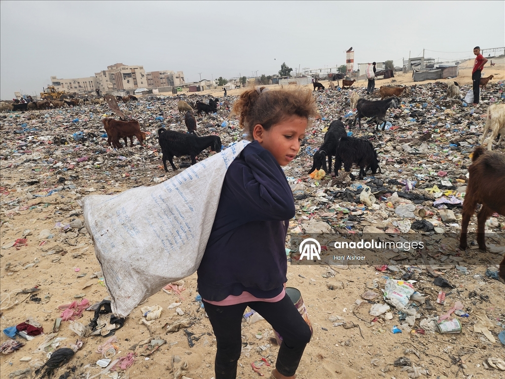 Palestinska djeca pretražuju hrpe smeća u potrazi za hranom