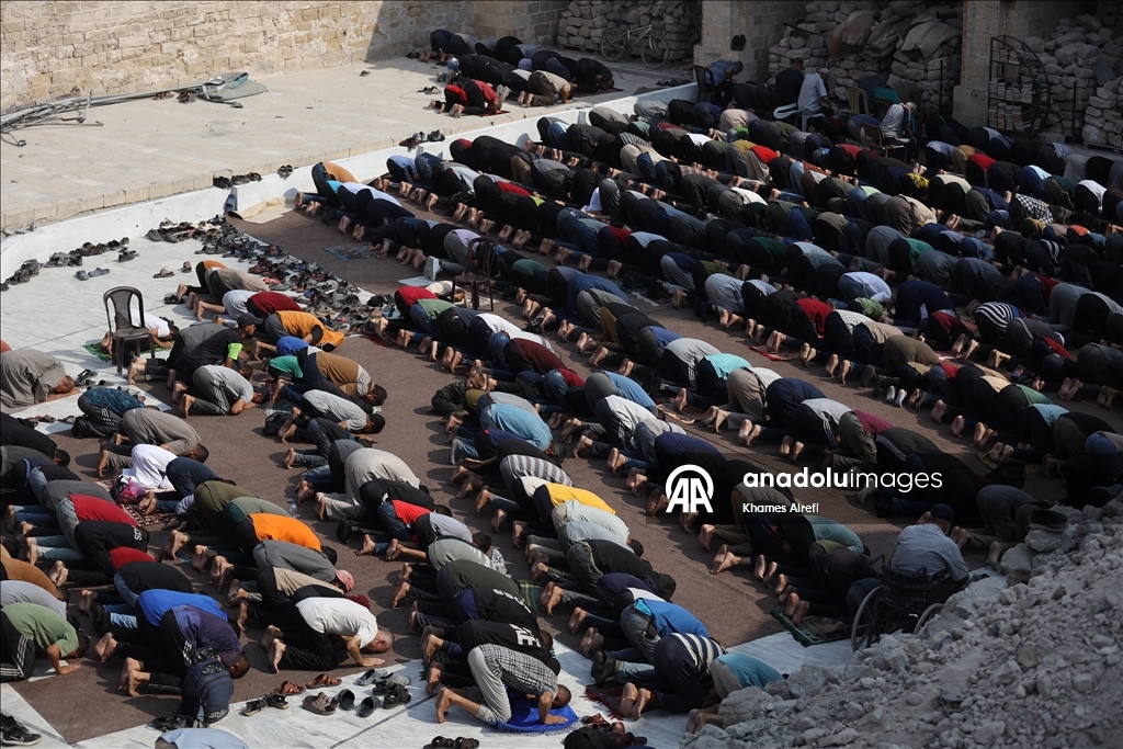 غزة.. الفلسطينيون يؤدون صلاة الجمعة بين أنقاض المسجد العمري الكبير