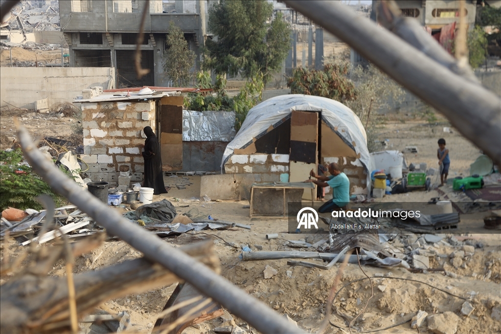 Han Yunus'ta aileler, çamur ve enkazdan topladıkları tuğlalarla evlerini inşa etmeye çalışıyor