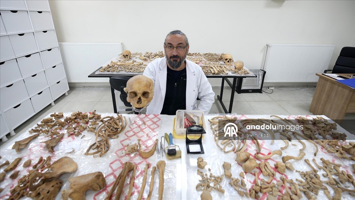 Malazgirt'teki kazılarda çıkarılan insan iskeletlerinin sırrı antropoloji laboratuvarında araştırılıyor
