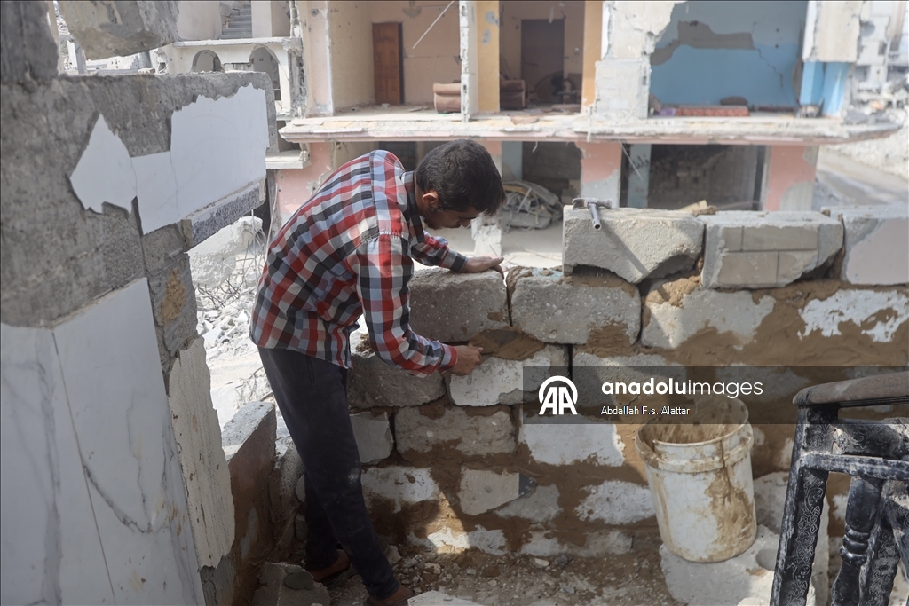 Han Yunus'ta aileler, çamur ve enkazdan topladıkları tuğlalarla evlerini inşa etmeye çalışıyor