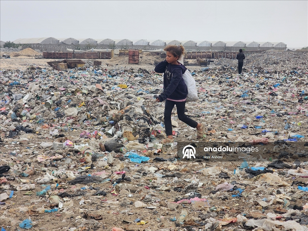 Palestinska djeca pretražuju hrpe smeća u potrazi za hranom