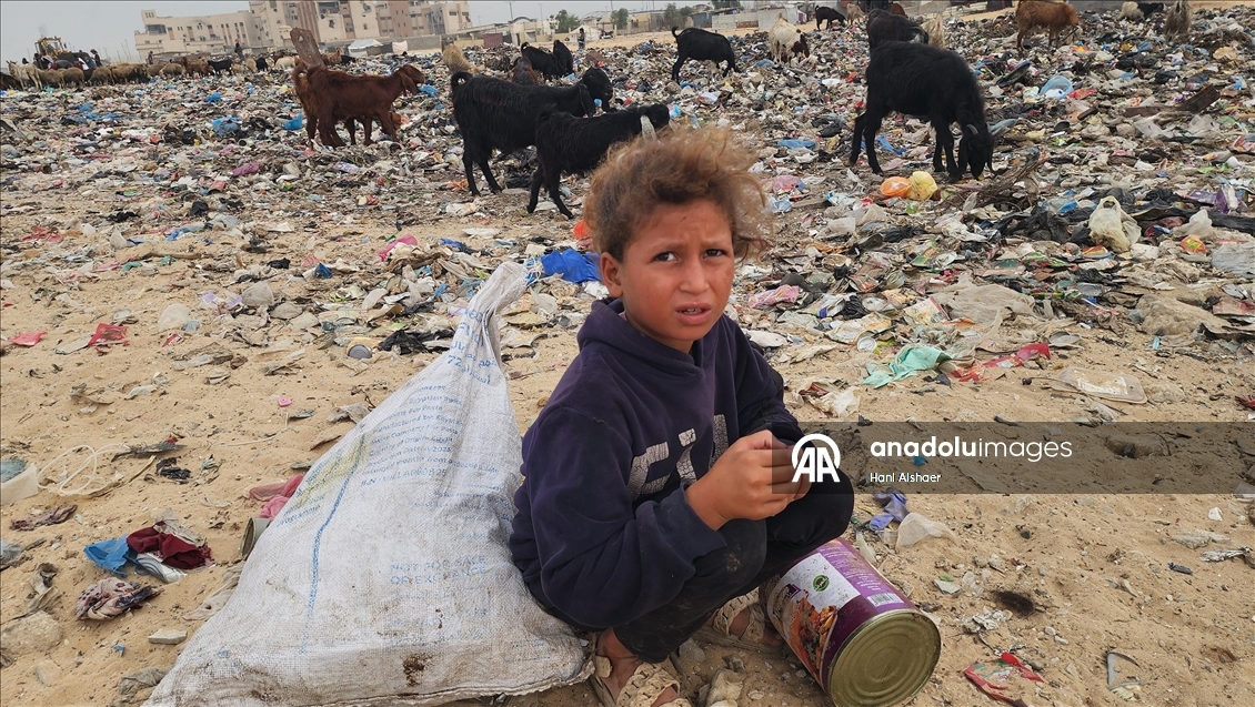 Gazze'de çocuklar, gıda ve temel ihtiyaç malzemeleri bulmak için çöp yığınlarını arıyor