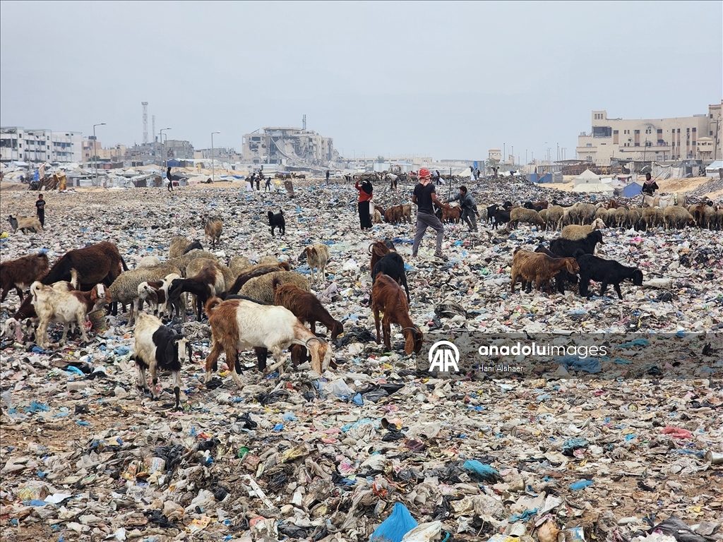 Gazze'de çocuklar, gıda ve temel ihtiyaç malzemeleri bulmak için çöp yığınlarını arıyor