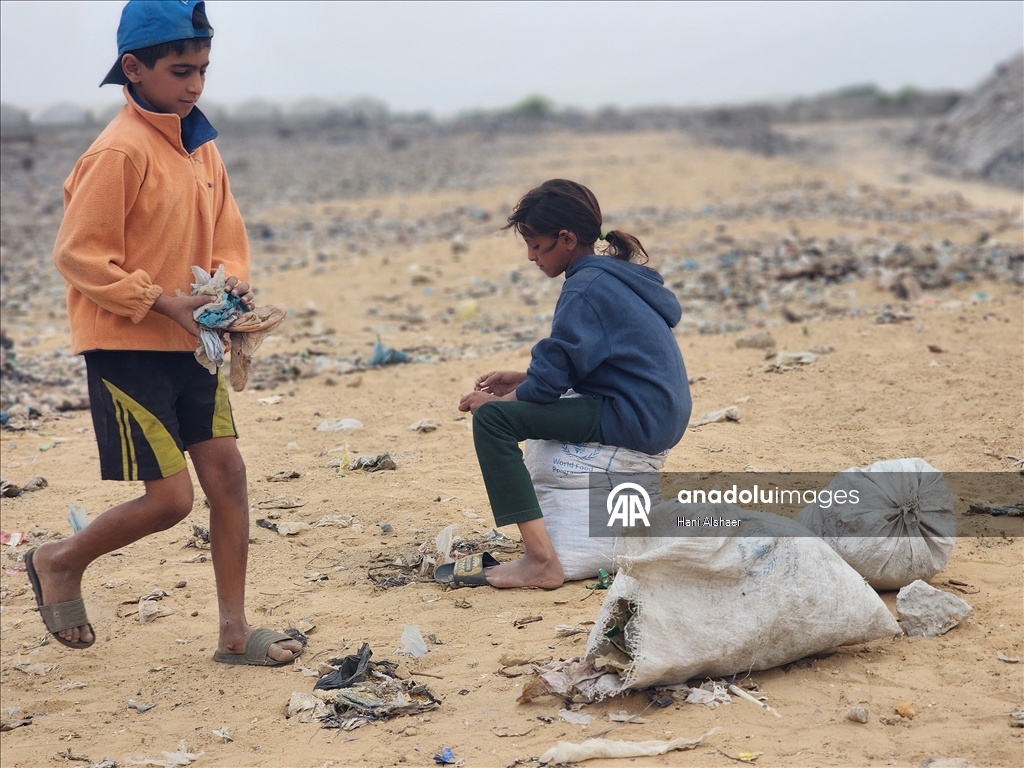 Gazze'de çocuklar, gıda ve temel ihtiyaç malzemeleri bulmak için çöp yığınlarını arıyor