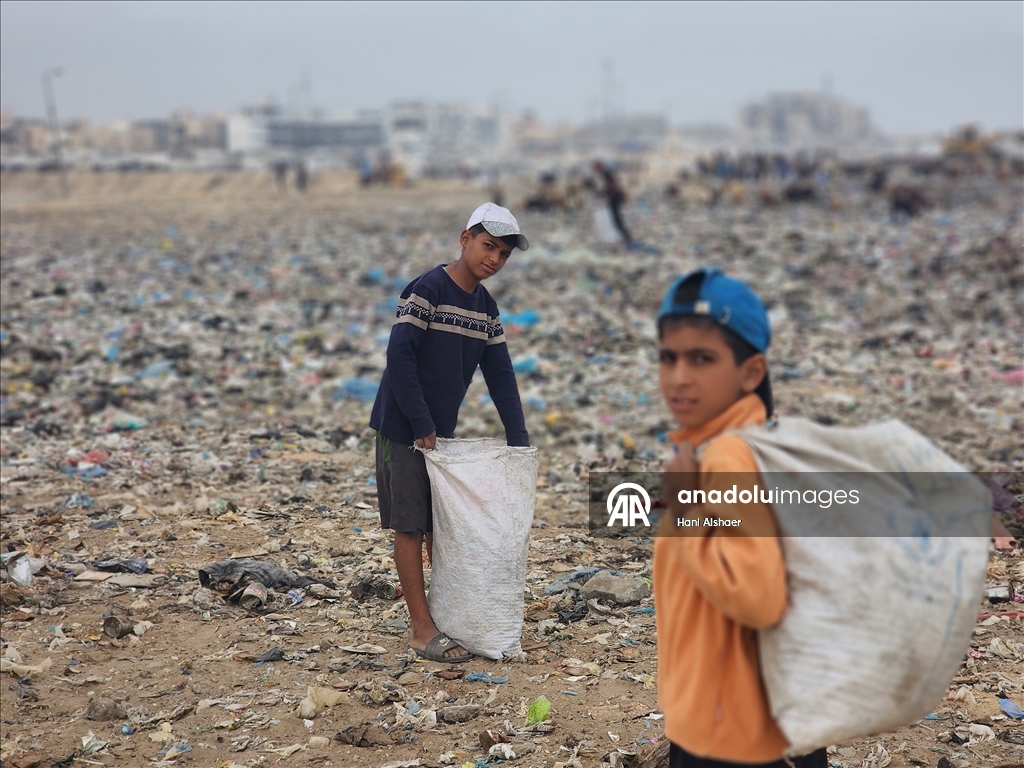 Palestinska djeca pretražuju hrpe smeća u potrazi za hranom
