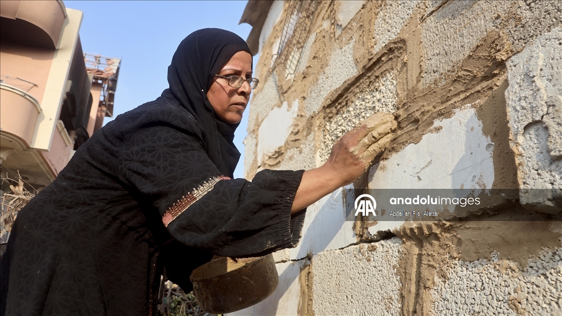 Han Yunus'ta aileler, çamur ve enkazdan topladıkları tuğlalarla evlerini inşa etmeye çalışıyor