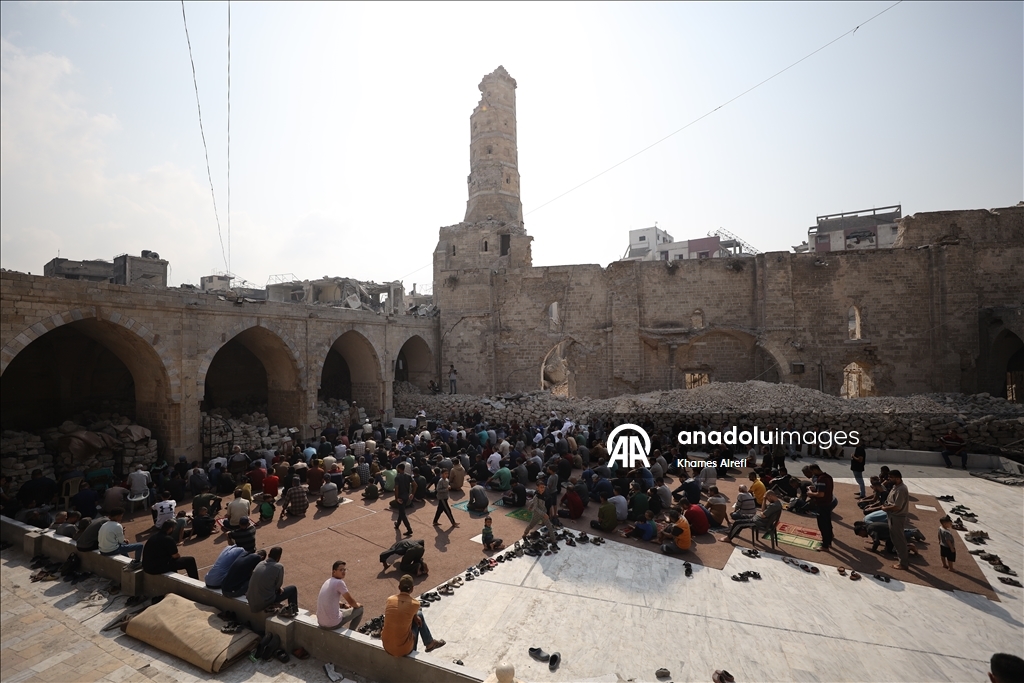 غزة.. الفلسطينيون يؤدون صلاة الجمعة بين أنقاض المسجد العمري الكبير