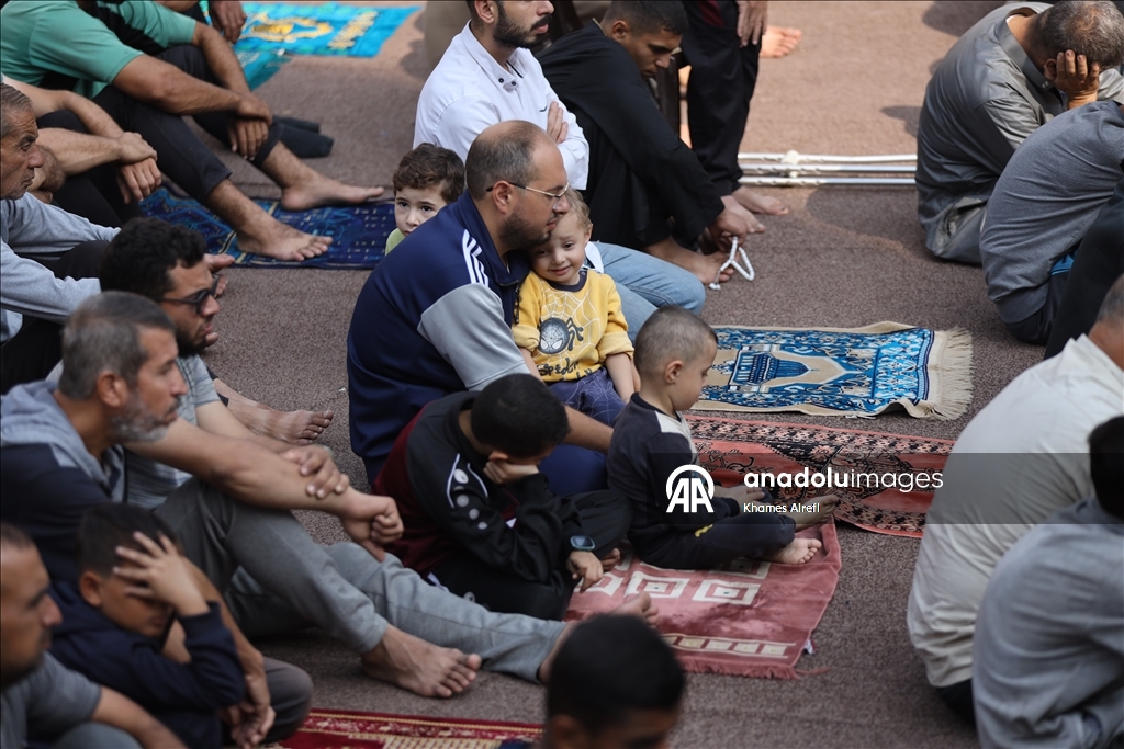 غزة.. الفلسطينيون يؤدون صلاة الجمعة بين أنقاض المسجد العمري الكبير